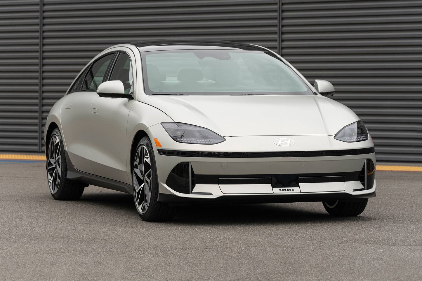 2025 Hyundai IONIQ 6 SEL 4dr Sedan AWD (electric DD)