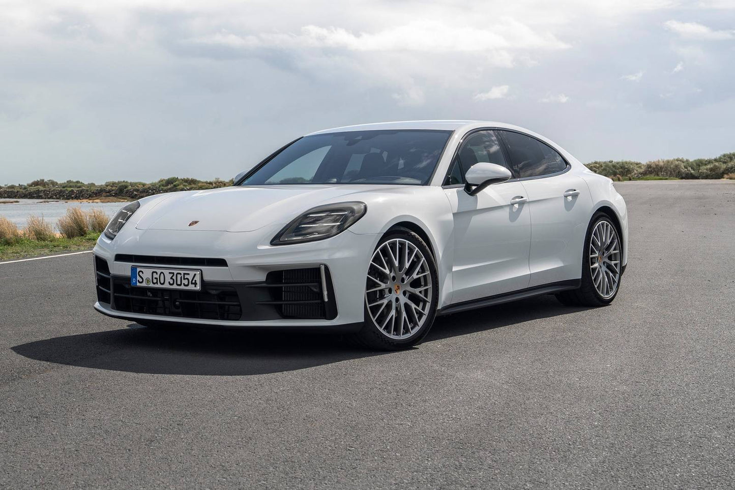 2025 Porsche Panamera Turbo S E-Hybrid 4dr Sedan AWD (4.0L 8cyl Turbo gas/electric plug-in hybrid 8AM)