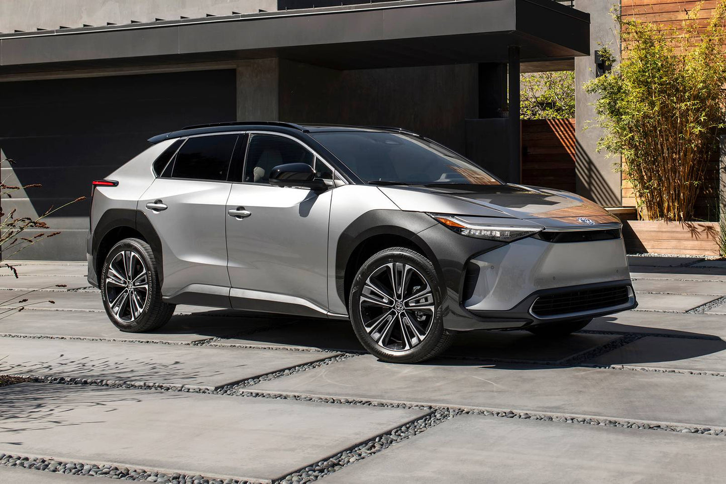 2025 Toyota bZ4X XLE 4dr SUV (electric DD)