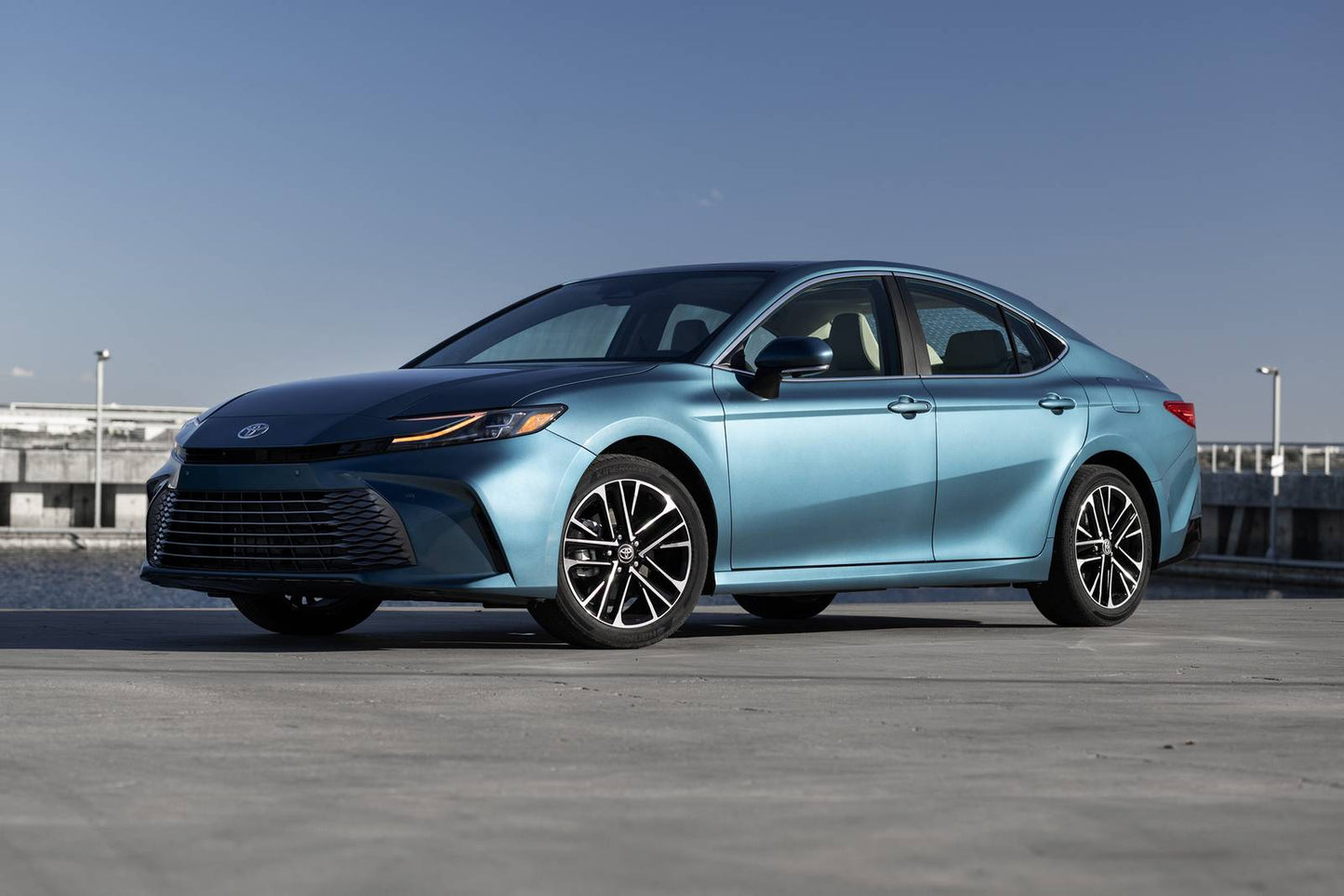 2025 Toyota Camry XLE 4dr Sedan (2.5L 4cyl gas/electric hybrid CVT)