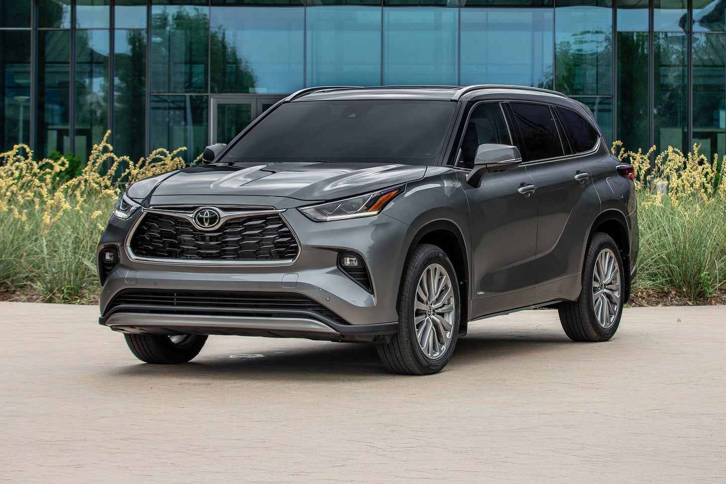 2025 Toyota Highlander Hybrid XLE Nightshade 4dr SUV AWD (2.5L 4cyl gas/electric hybrid CVT)