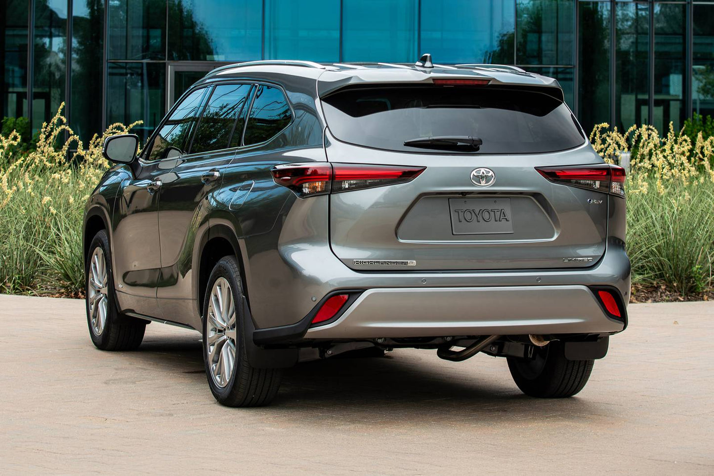2025 Toyota Highlander Hybrid XLE Nightshade 4dr SUV AWD (2.5L 4cyl gas/electric hybrid CVT)