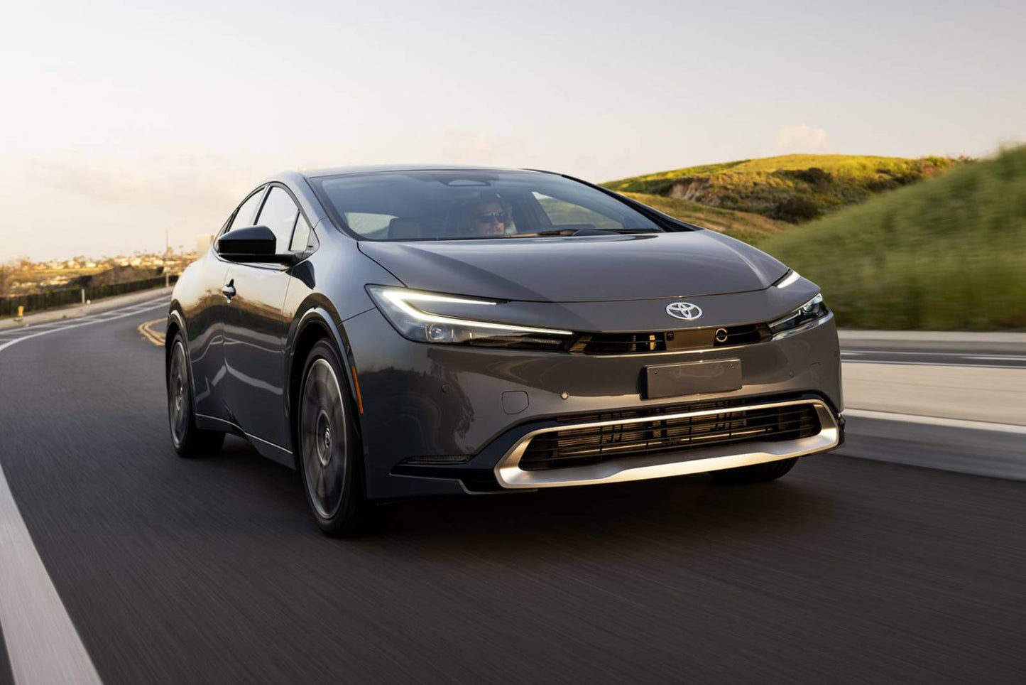 2025 Toyota Prius Plug-In Hybrid SE 4dr Hatchback (2.0L 4cyl gas/electric plug-in hybrid CVT)