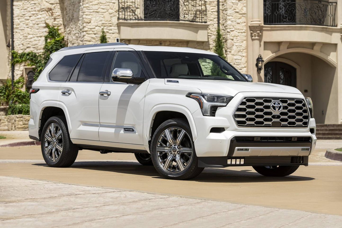2025 Toyota Sequoia SR5 4dr SUV 4WD (3.4L 6cyl Turbo gas/electric hybrid 10A)