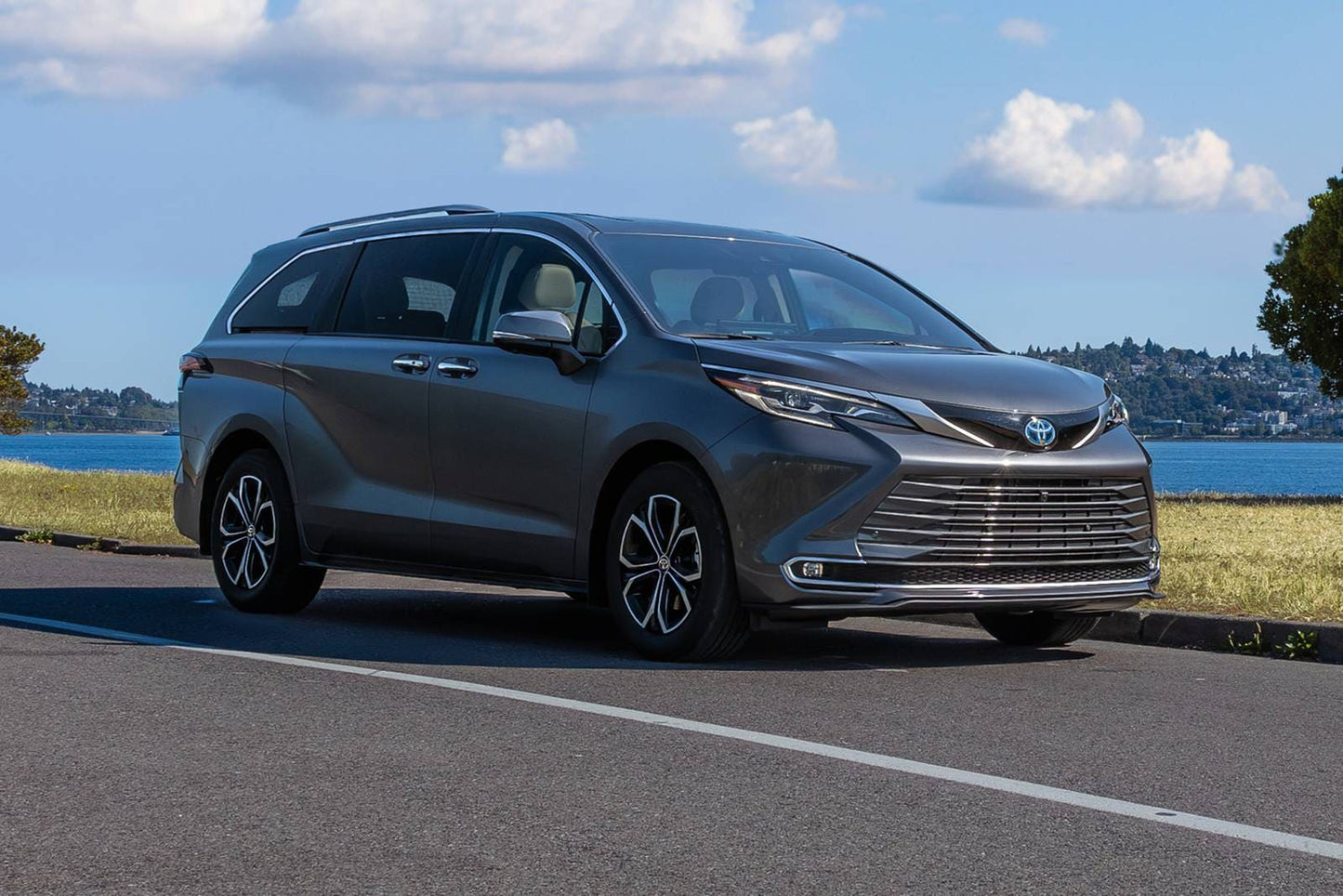 2025 Toyota Sienna XSE 7-Passenger 4dr Minivan AWD (2.5L 4cyl gas/electric hybrid CVT)