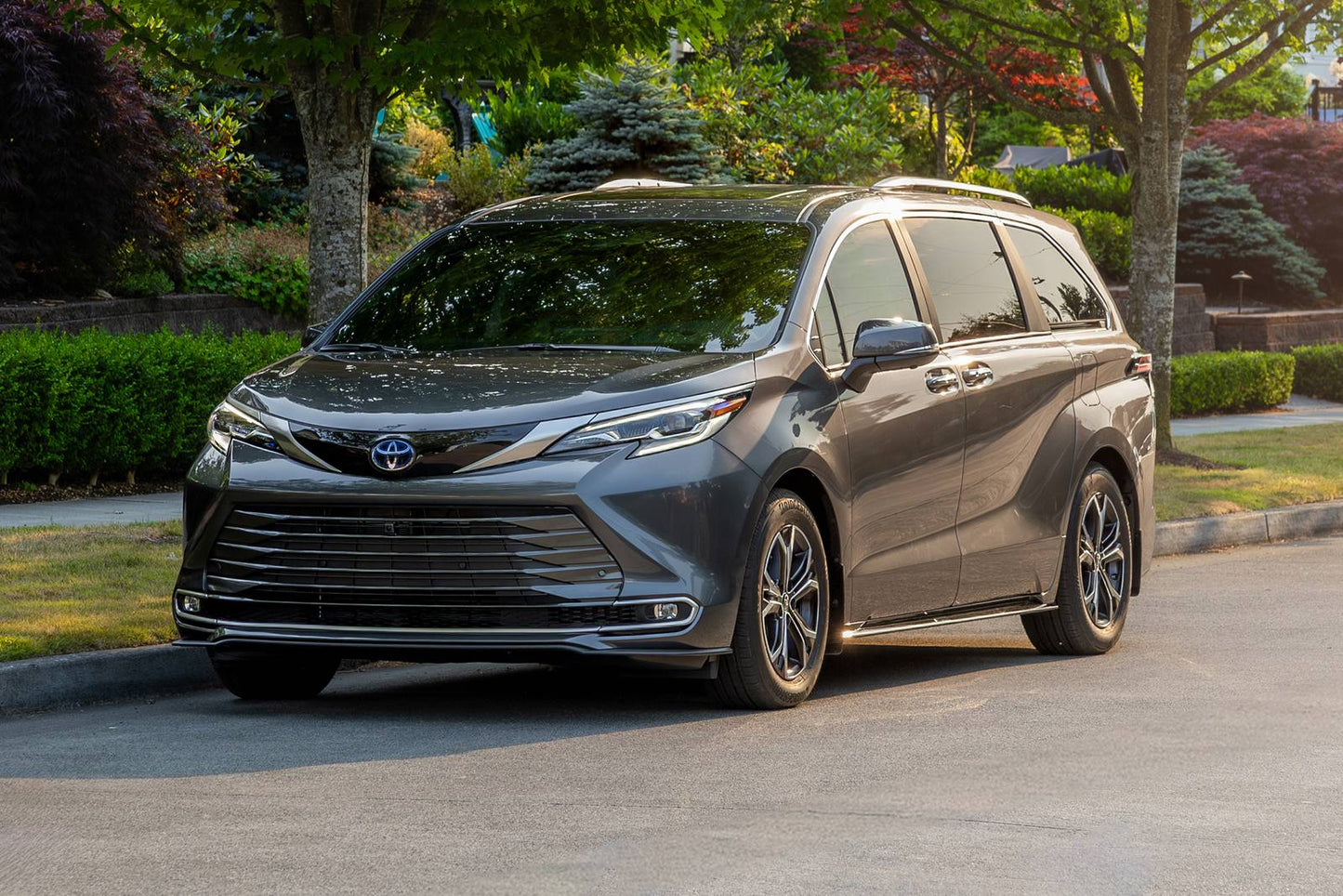 2025 Toyota Sienna Platinum 7-Passenger 4dr Minivan (2.5L 4cyl gas/electric hybrid CVT)