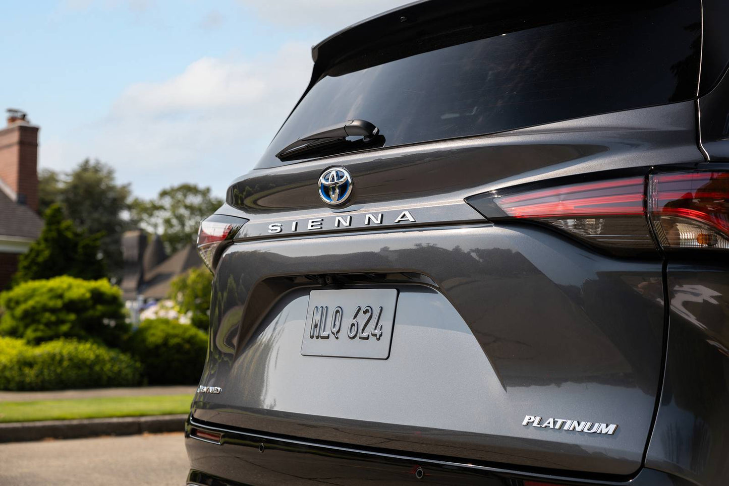 2025 Toyota Sienna XLE 7-Passenger 4dr Minivan AWD (2.5L 4cyl gas/electric hybrid CVT)