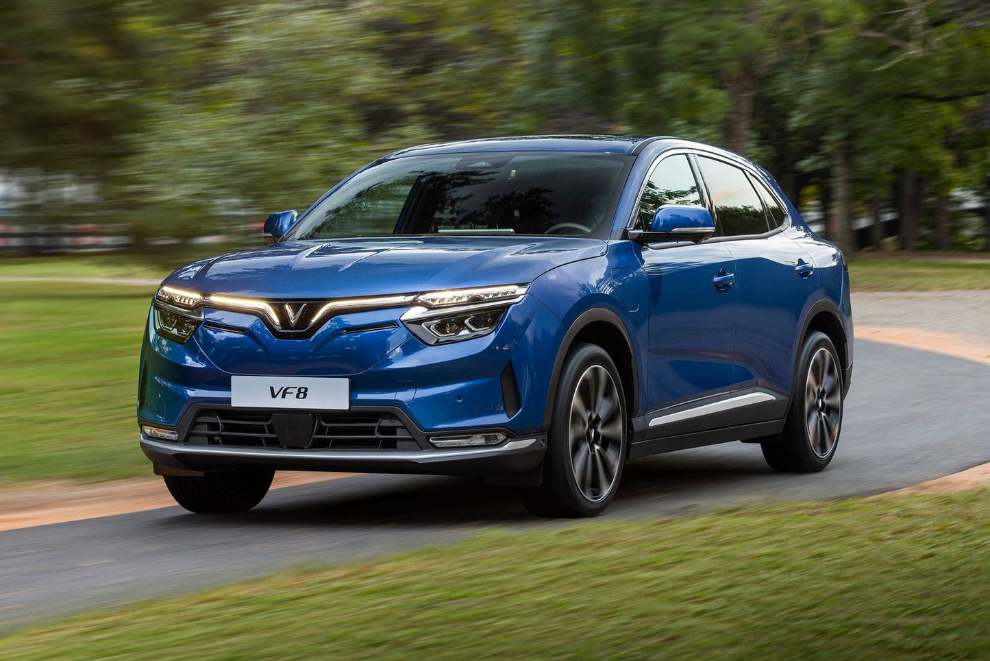 2025 VinFast VF 8 PLUS 4dr SUV AWD (electric DD)