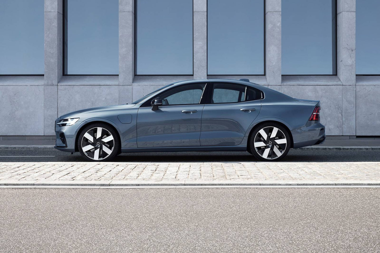 2025 Volvo S60 B5 Ultra Black Edition 4dr Sedan AWD (2.0L 4cyl Turbo gas/electric mild hybrid 8A)