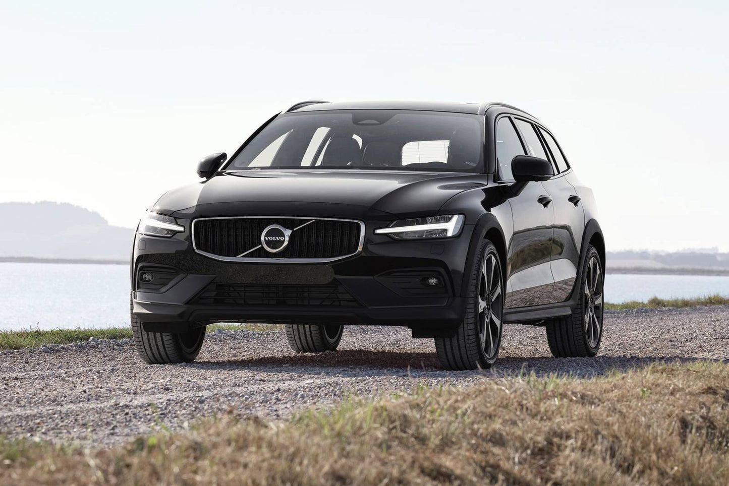 2025 Volvo V60 Cross Country B5 Ultra 4dr Wagon AWD (2.0L 4cyl Turbo gas/electric mild hybrid 8A)