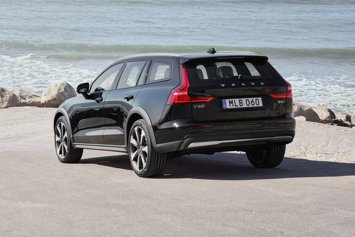 2025 Volvo V60 Cross Country B5 Ultra 4dr Wagon AWD (2.0L 4cyl Turbo gas/electric mild hybrid 8A)