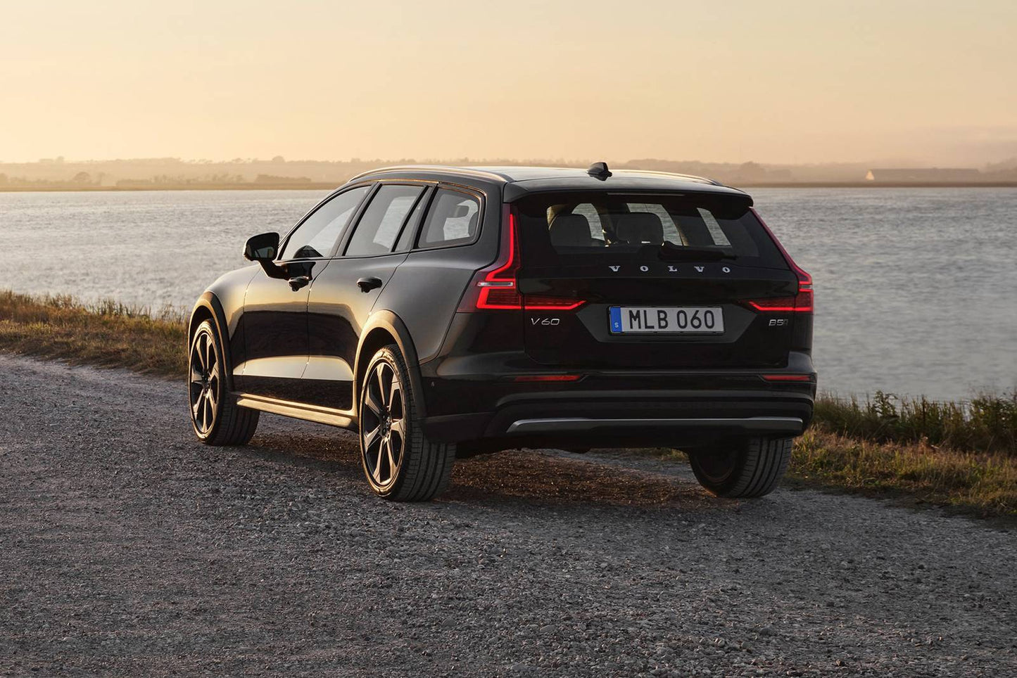 2025 Volvo V60 Cross Country B5 Plus 4dr Wagon AWD (2.0L 4cyl Turbo gas/electric mild hybrid 8A)