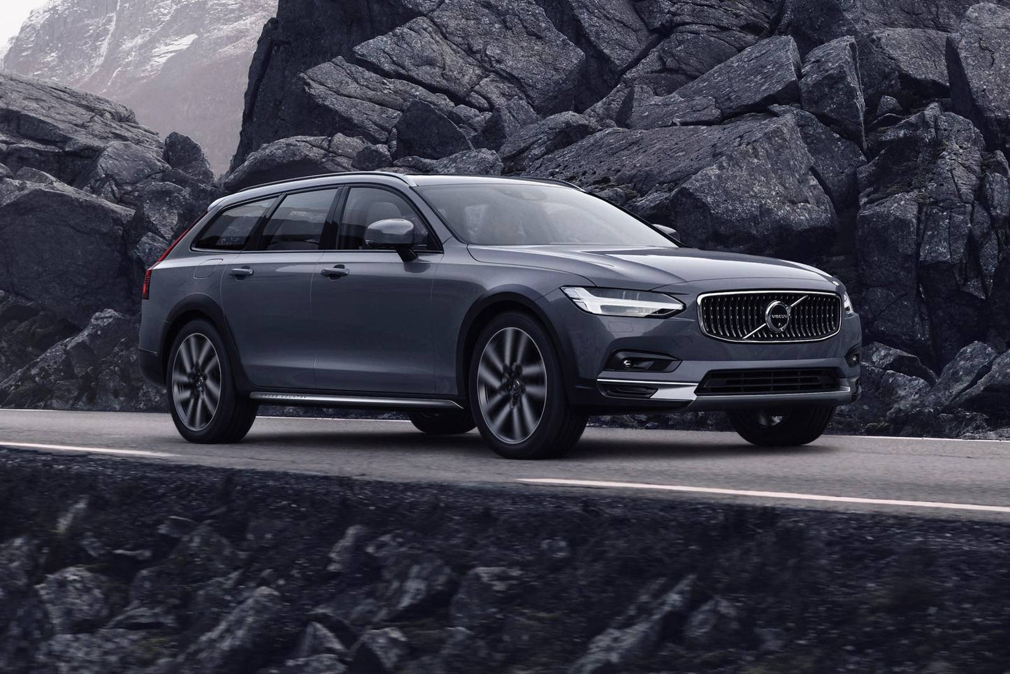 2025 Volvo V90 Cross Country B6 Ultra 4dr Wagon AWD (2.0L 4cyl Twincharger gas/electric mild hybrid 8A)