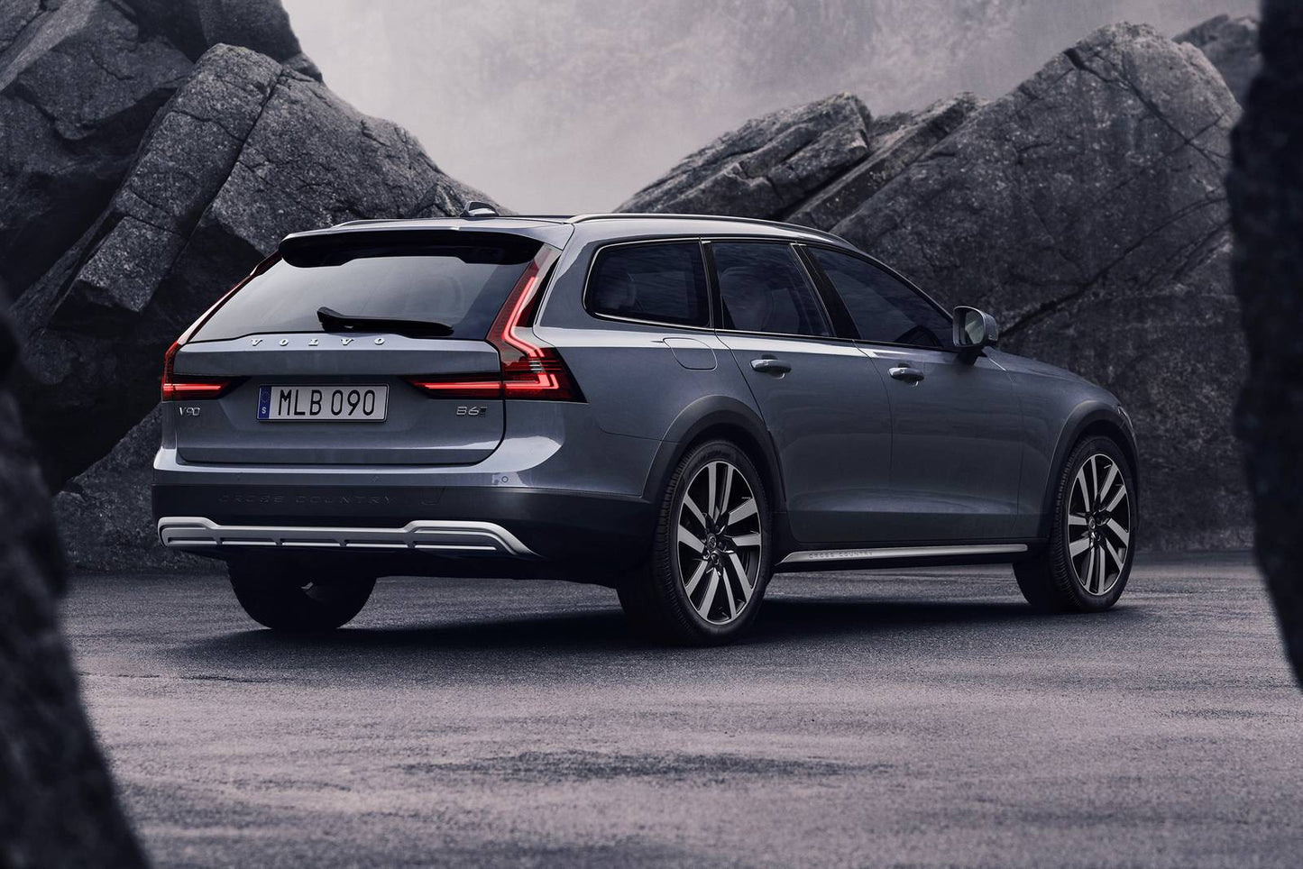 2025 Volvo V90 Cross Country B6 Ultra 4dr Wagon AWD (2.0L 4cyl Twincharger gas/electric mild hybrid 8A)