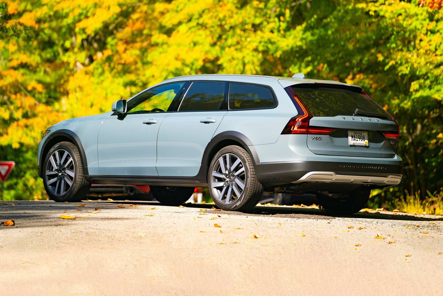2025 Volvo V90 Cross Country B6 Plus 4dr Wagon AWD (2.0L 4cyl Twincharger gas/electric mild hybrid 8A)