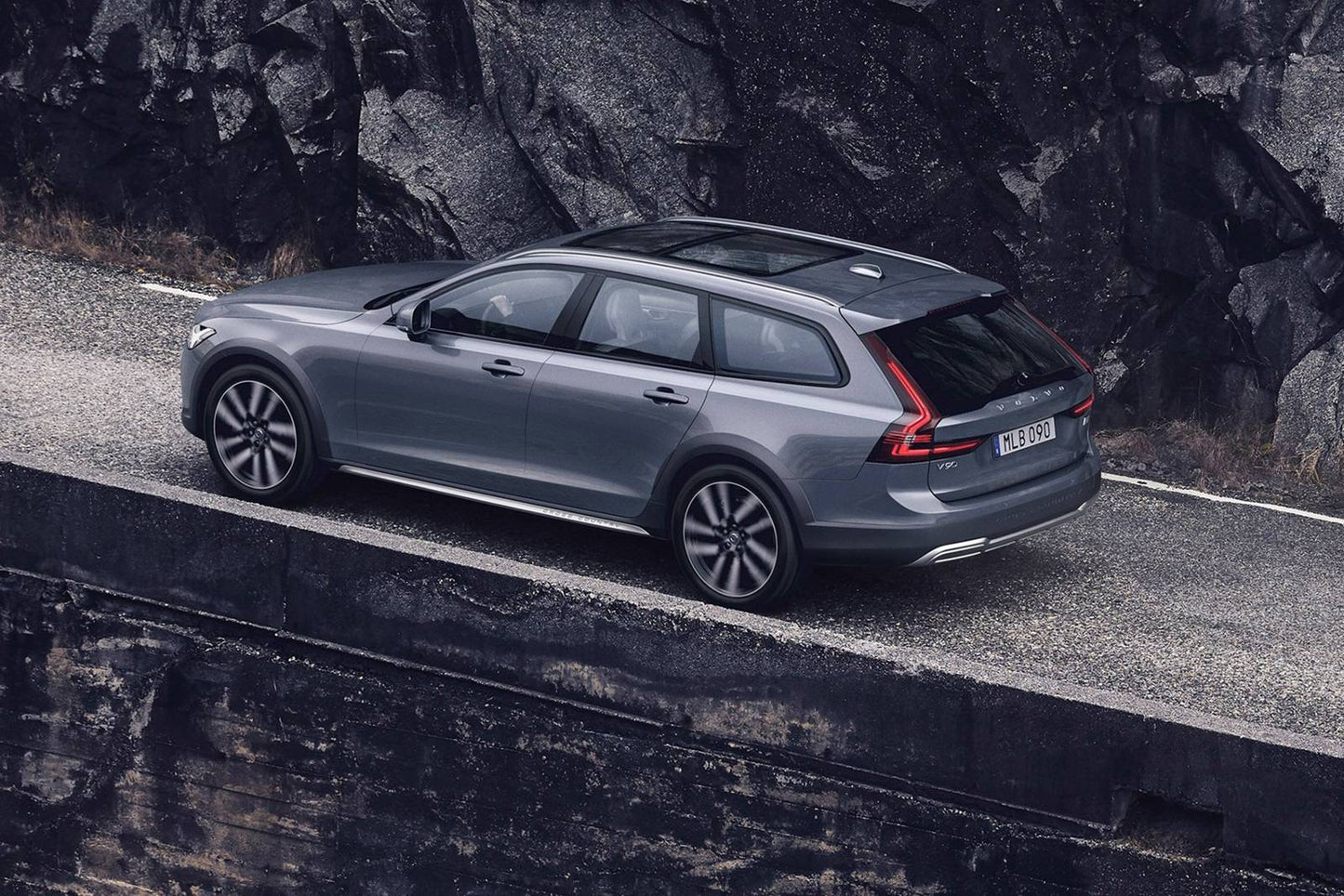 2025 Volvo V90 Cross Country B6 Plus 4dr Wagon AWD (2.0L 4cyl Twincharger gas/electric mild hybrid 8A)