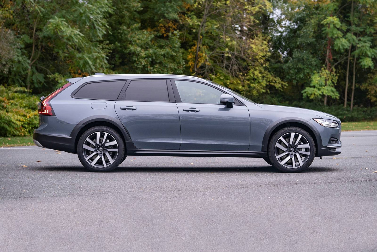 2025 Volvo V90 Cross Country B6 Ultra 4dr Wagon AWD (2.0L 4cyl Twincharger gas/electric mild hybrid 8A)