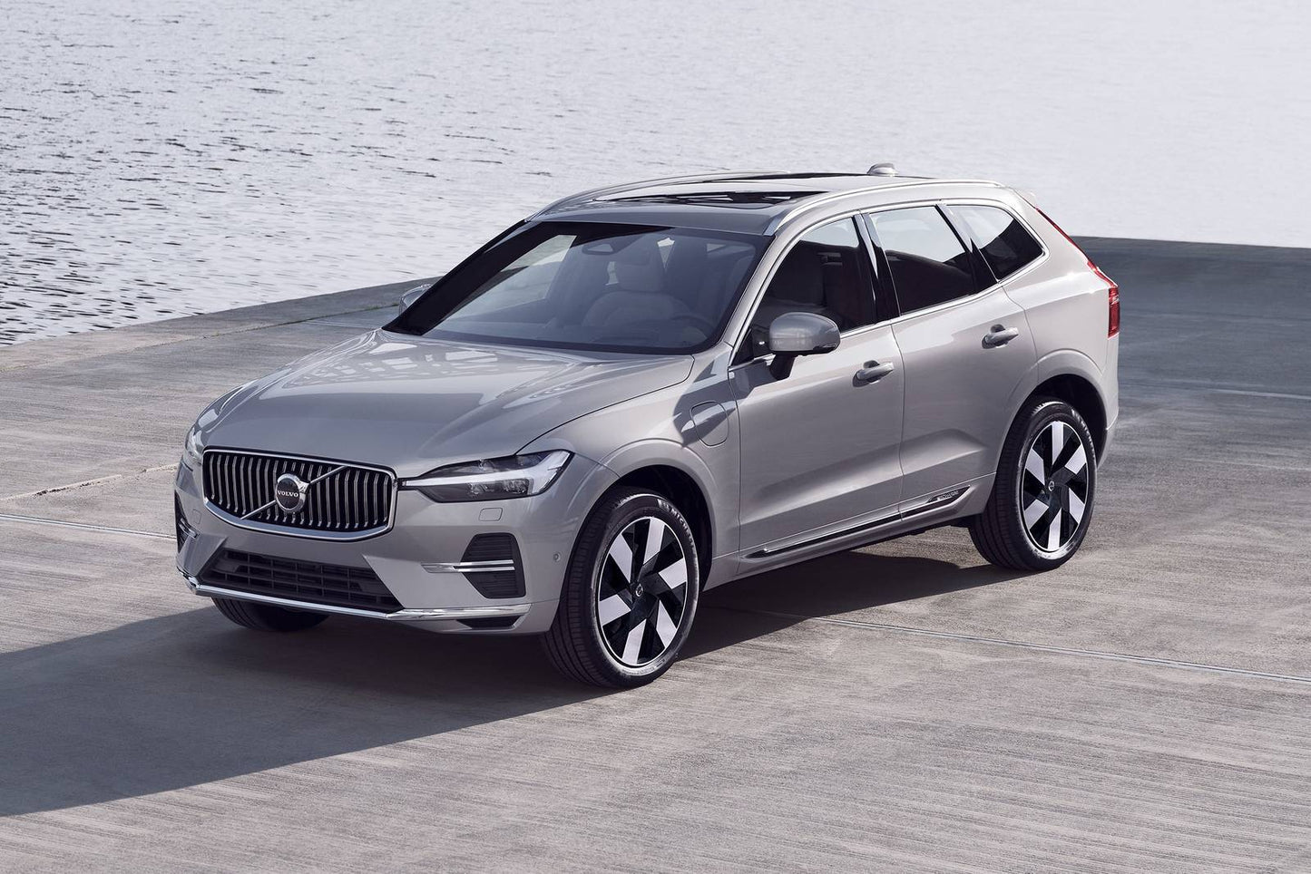 2025 Volvo XC60 B5 Plus 4dr SUV AWD (2.0L 4cyl Turbo gas/electric mild hybrid 8A)