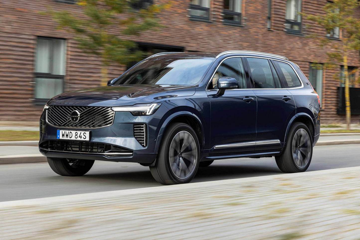 2025 Volvo XC90 B5 Plus 4dr SUV AWD w/6 Passenger Seating (2.0L 4cyl Turbo gas/electric mild hybrid 8A)