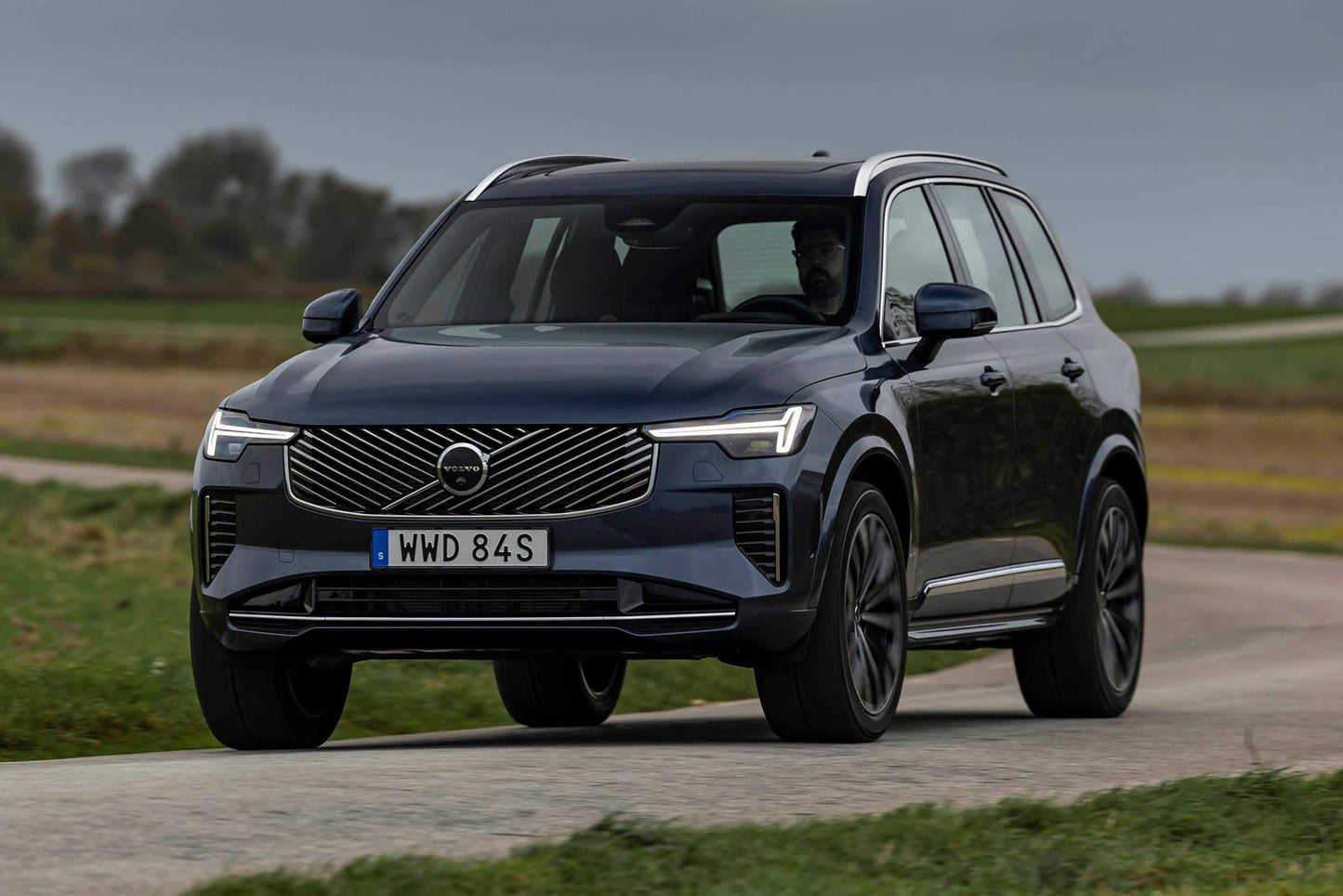 2025 Volvo XC90 B5 Plus 4dr SUV AWD w/6 Passenger Seating (2.0L 4cyl Turbo gas/electric mild hybrid 8A)
