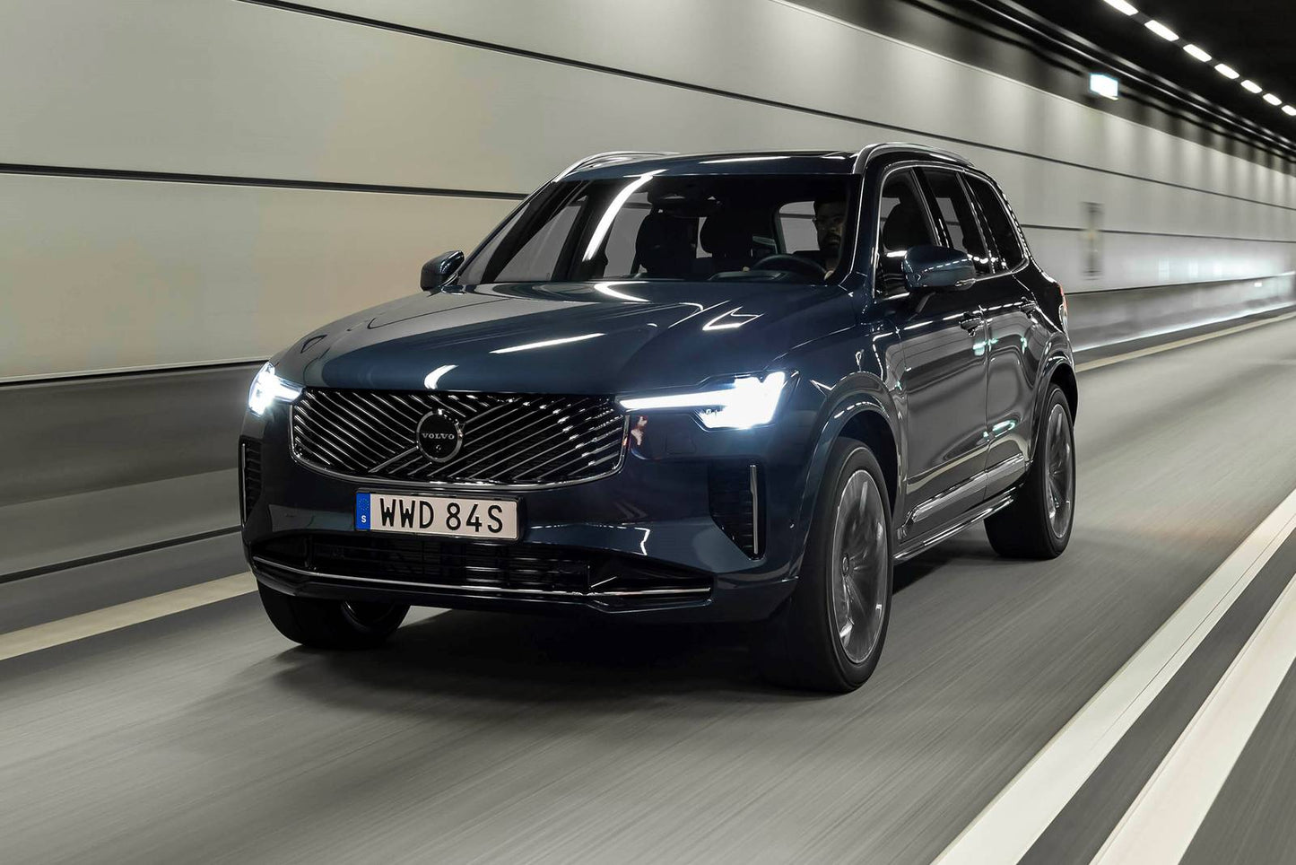 2025 Volvo XC90 B5 Plus 4dr SUV AWD w/6 Passenger Seating (2.0L 4cyl Turbo gas/electric mild hybrid 8A)