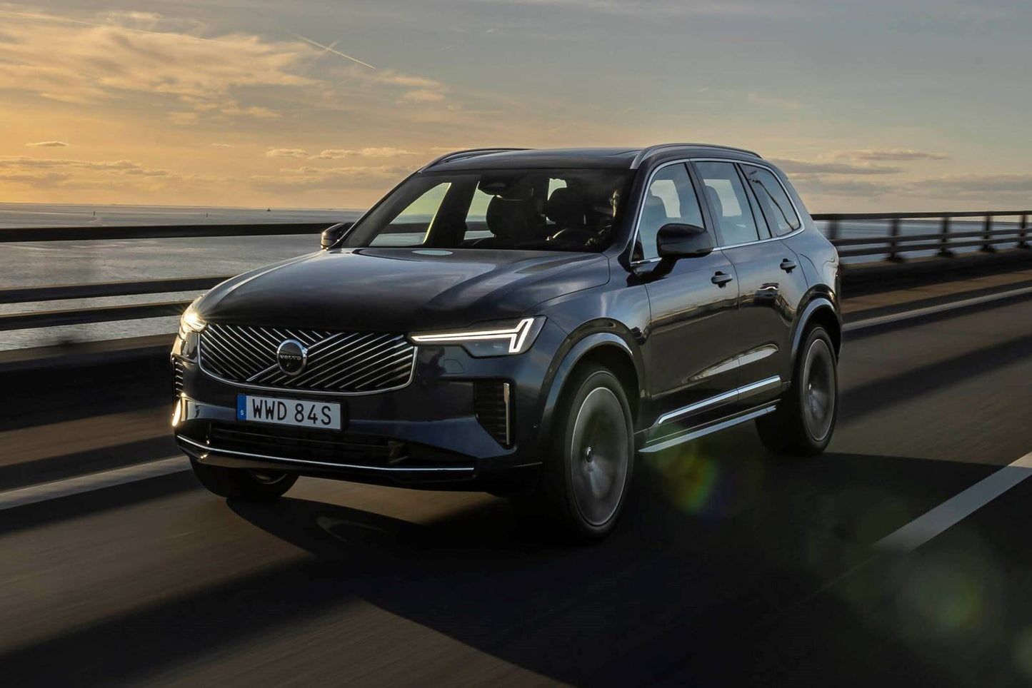 2025 Volvo XC90 B5 Plus 4dr SUV AWD w/6 Passenger Seating (2.0L 4cyl Turbo gas/electric mild hybrid 8A)