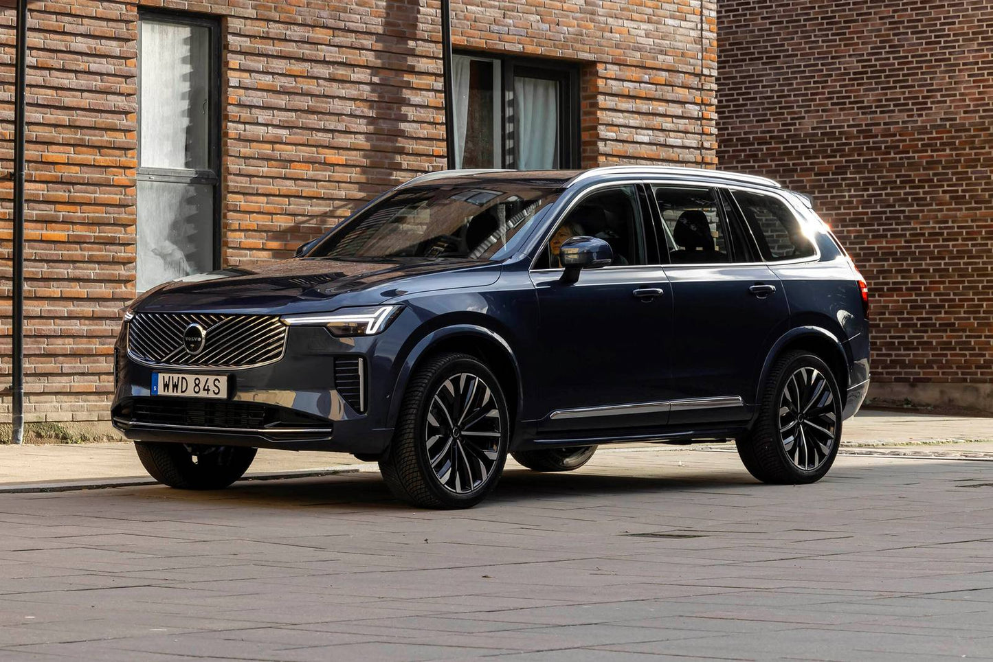 2025 Volvo XC90 B5 Plus 4dr SUV AWD w/6 Passenger Seating (2.0L 4cyl Turbo gas/electric mild hybrid 8A)
