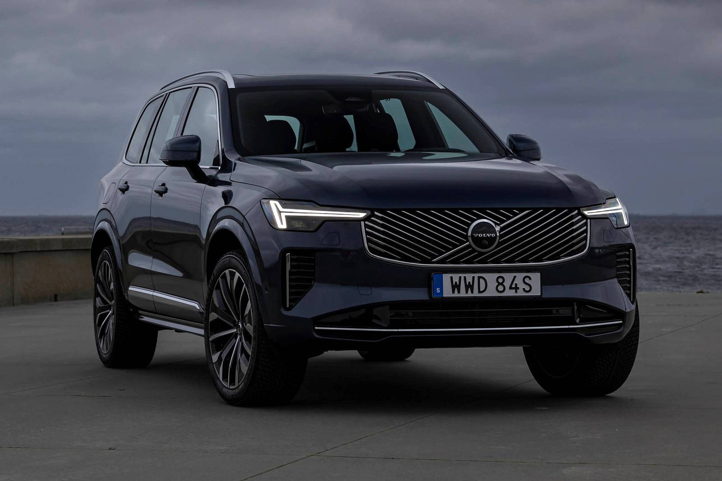 2025 Volvo XC90 B5 Plus 4dr SUV AWD w/6 Passenger Seating (2.0L 4cyl Turbo gas/electric mild hybrid 8A)