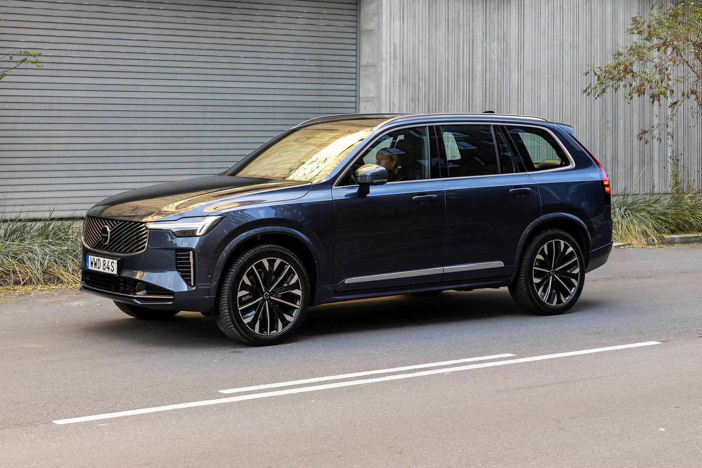 2025 Volvo XC90 B5 Plus 4dr SUV AWD w/6 Passenger Seating (2.0L 4cyl Turbo gas/electric mild hybrid 8A)