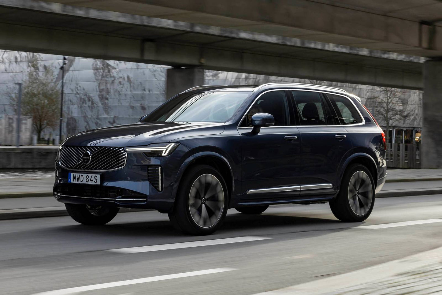 2025 Volvo XC90 B5 Plus 4dr SUV AWD w/6 Passenger Seating (2.0L 4cyl Turbo gas/electric mild hybrid 8A)