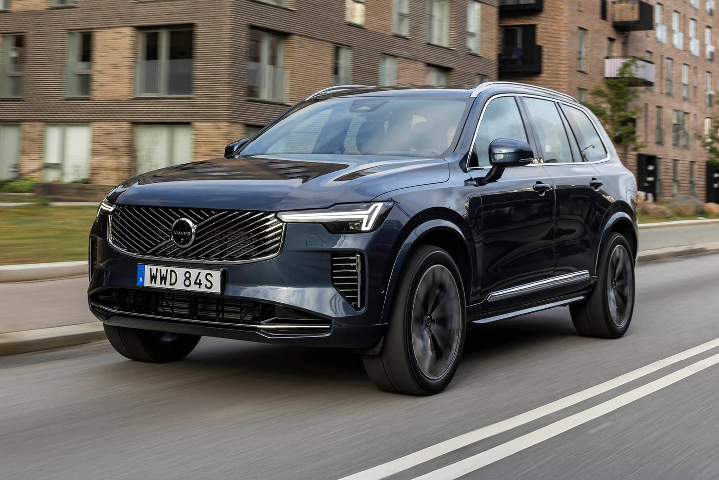 2025 Volvo XC90 B5 Plus 4dr SUV AWD w/6 Passenger Seating (2.0L 4cyl Turbo gas/electric mild hybrid 8A)