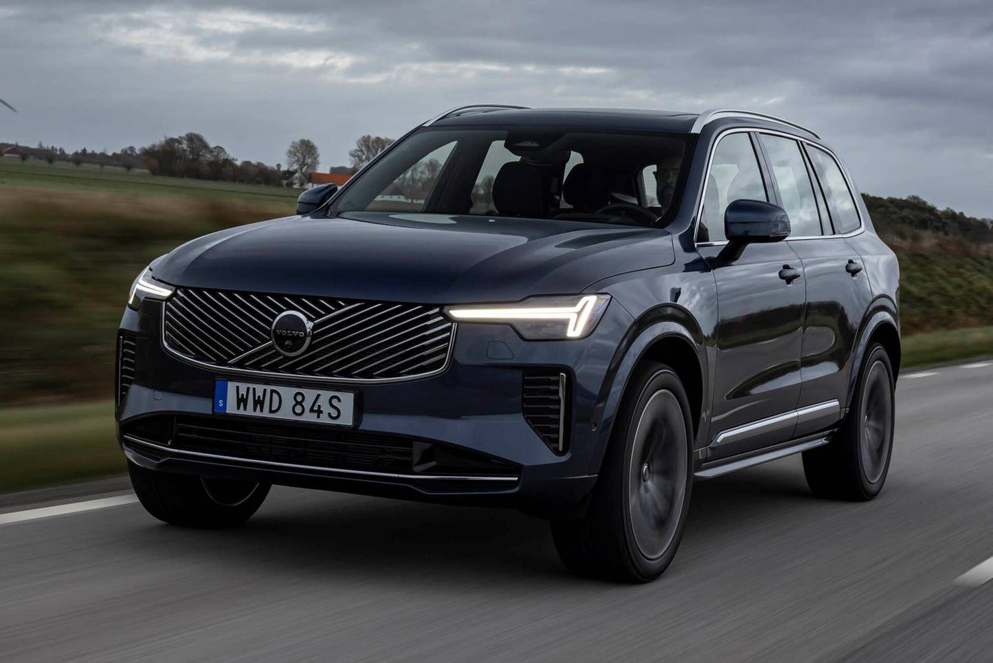2025 Volvo XC90 B5 Plus 4dr SUV AWD w/6 Passenger Seating (2.0L 4cyl Turbo gas/electric mild hybrid 8A)