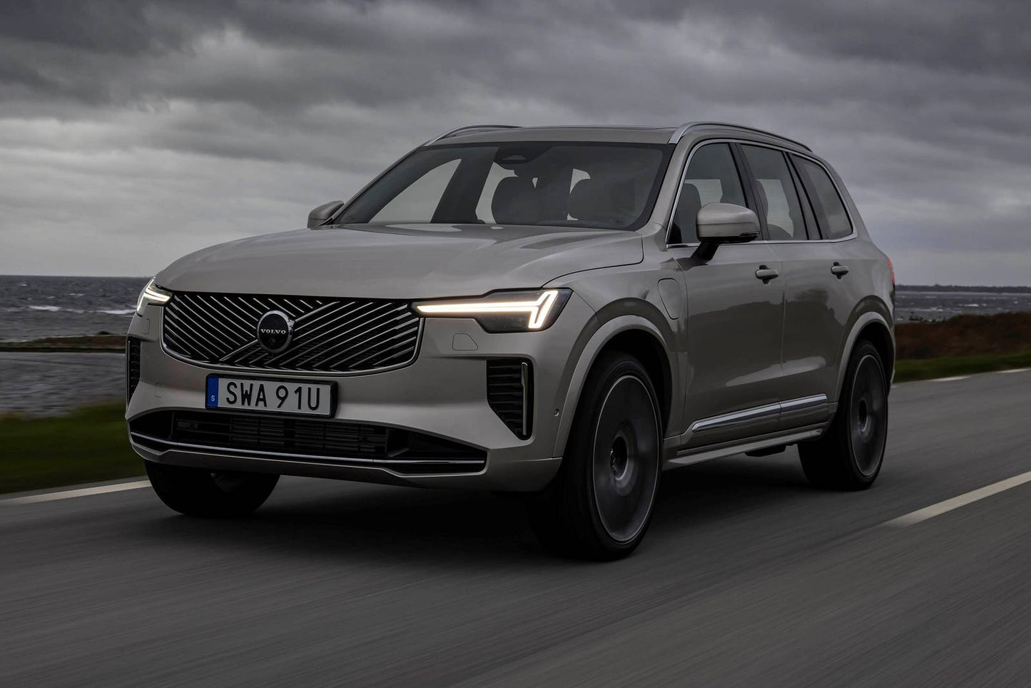 2025 Volvo XC90 B5 Plus 4dr SUV AWD w/6 Passenger Seating (2.0L 4cyl Turbo gas/electric mild hybrid 8A)